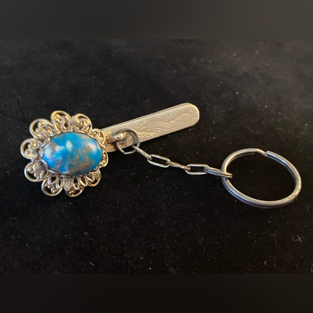 🗝️ Vintage King’s Key Finder Keychain – Turquoise Cabochon
